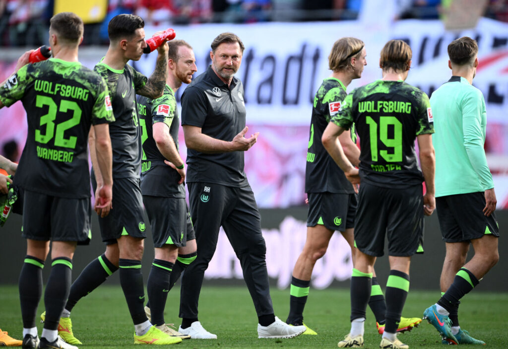 Wolfsburg-træner Ralp Hasenhüttl med sine spillere.