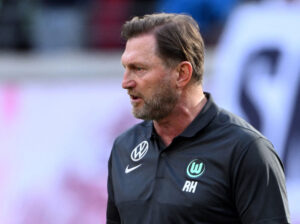 Ralhp Hasenhüttl går iført sort trøje efter en kamp