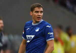 Robert Skov kigger rundt for Hoffenheim under en kamp i Bundesligaen