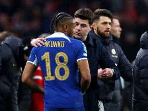 Christopher Nkunku sammen med Mauricio Pochettino under Carabao Cup-finalen mellem Liverpool og Chelsea.