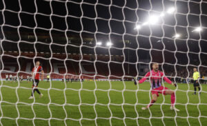 Lincoln Citys målmand jubler efter en strafefsparkskonkurrence