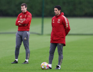 Mikel Arteta analyserer Arsenals træning fra sidelinjen.