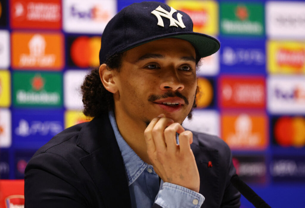 Leroy Sané svarer på spørgsmål til pressemøde forud for Bayerns kamp i Champions League mod Arsenal