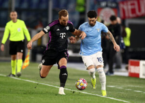 Luis Alberto i duel med Harry Kane i Champions League-kampen mellem Lazio og Bayern München.