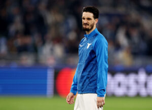 Luis Alberto under opvarmningen til Champions League-opgøret mellem Lazio og Bayern München.