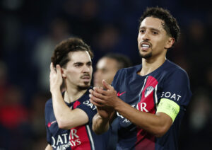 PSG-anfører Marquinhos klapper til PSG-tilskuerne.