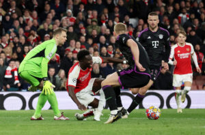 Bukayo Saka falder og vil have straffe efter kontakt med Manuel Neuer.