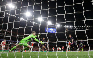 Manuel Neuer i aktion for Bayern München på Emirates Stadium mod Arsenal.