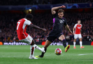 Arsenals Bukayo Saka sender klubben i front mod Bayern München i Champions League.