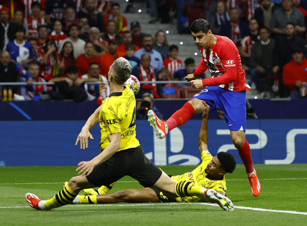 Alvaro Morata forsøger at afslutter i Champions League-kvartfinalen mellem Atletico Madrid og Dortmund.