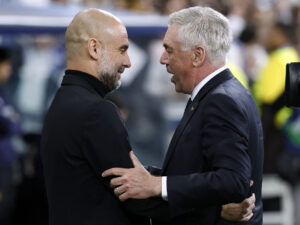 Guardiola og Ancelotti hilser på hinanden forud for kampen mellem City og Real