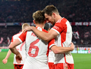 Kimmich og Goretzka jubler sammen, efter Kimmich har bragt Bayern foran mod Arsenal.