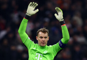 Manuel Neuer med armene over hovedet for Bayern München i kampen mod Arsenal