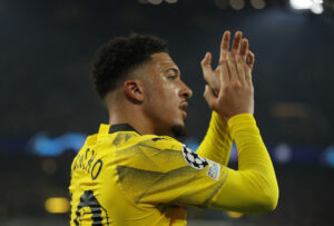 Jadon Sancho lader sig applaudere af Dortmunds fans, efter de slog Atletico Madrid ud af Champions League.