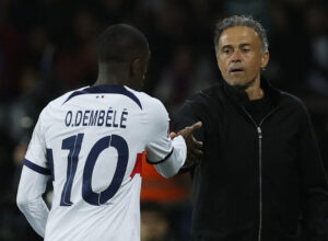 Luis Enrique og Ousmane Dembele giver hånd under kampen mellem Barcelona og PSG