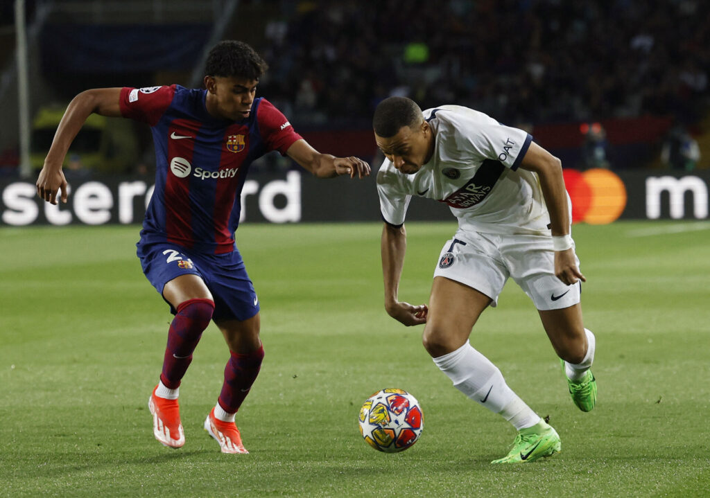 Lamine Yamal i duel med Kylian Mbappé i Champions League-kampen imellem FC Barcelona og PSG.