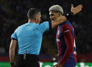 Ronald Araujo vises ud efter at have fået rødt kort for Barcelona