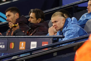 Erling Haaland sidder på bænken og surmuler mod Real Madrid.