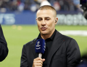 Fabio Cannavaro står med en mikrofon i hånden på italiensk tv