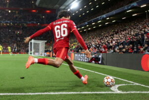 Trent Alexander-Arnold slår et hjørnespark i Champions League-semifinalen mod Villarreal i 2022.