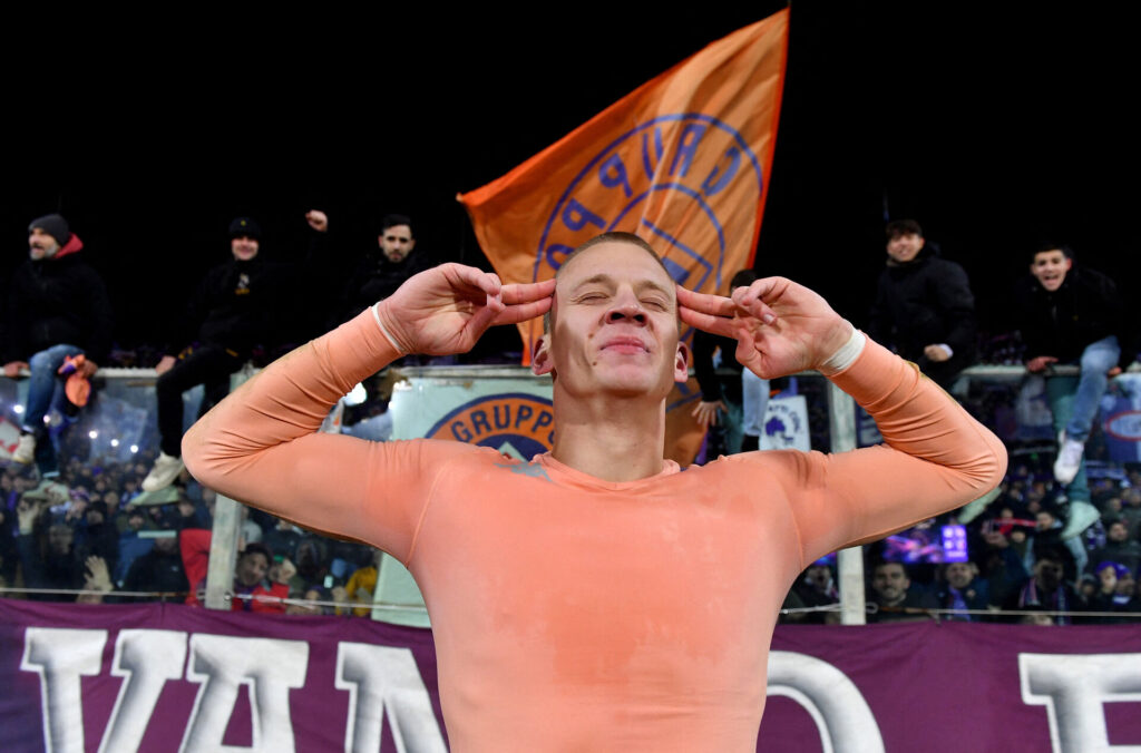 Oliver Christensen fejrer en sejr sammen med Fiorentinas fans.