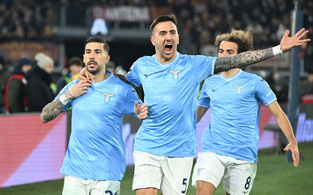 Lazios spillere jubler efter en scoring mod AS Roma