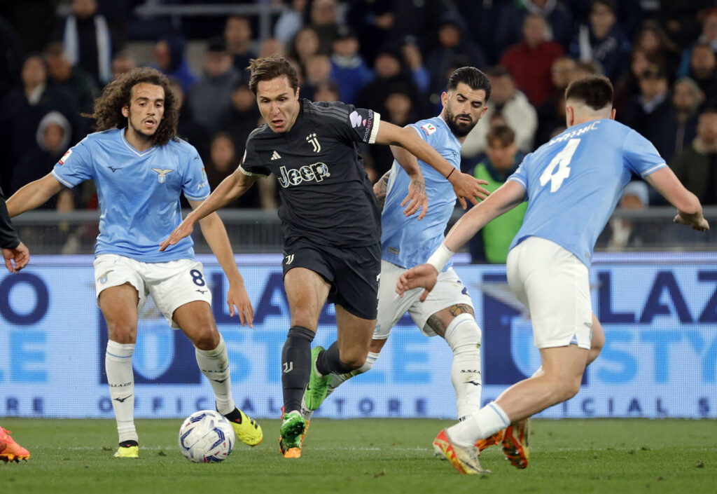 Federico Chiesea dribler med bolden i Coppa Italia-semifinalen imellem Juventus og Lazio.