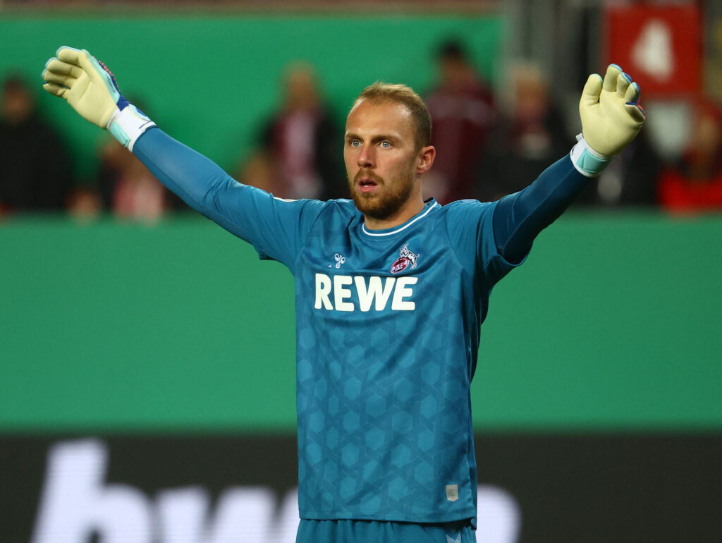 Marvin Schwäbe med armene højt over hovedet for FC Köln