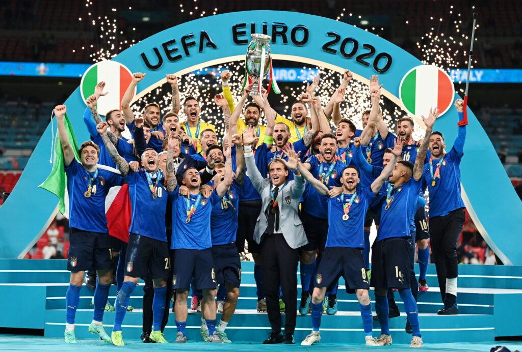 De italienske landsholdsspillere hæver pokalen efter EM-triumfen ved EM 2020. Nu får de chancen for at forsvarer titlen ved EM 2024.