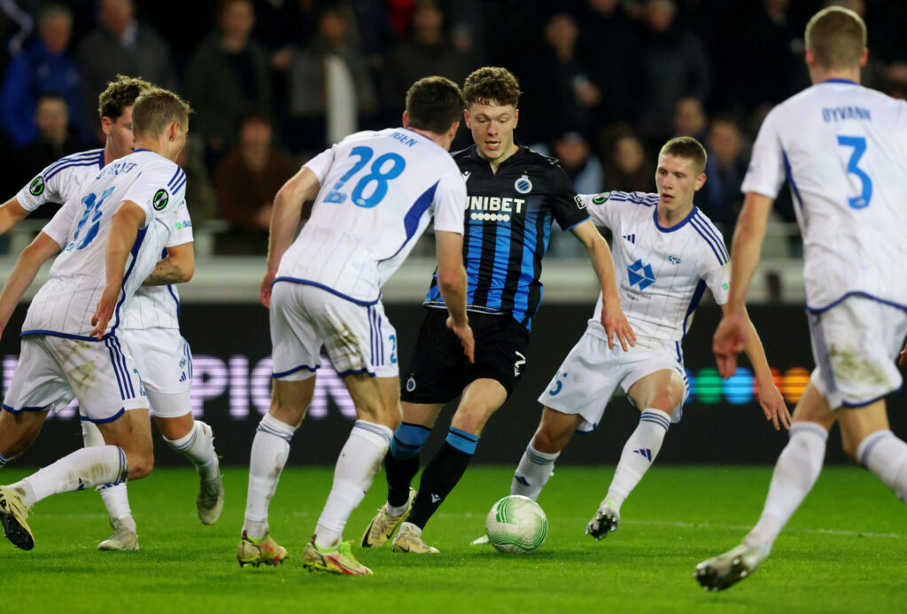 Andreas Skov Olsen i kamp for Club Brugge i Conference League