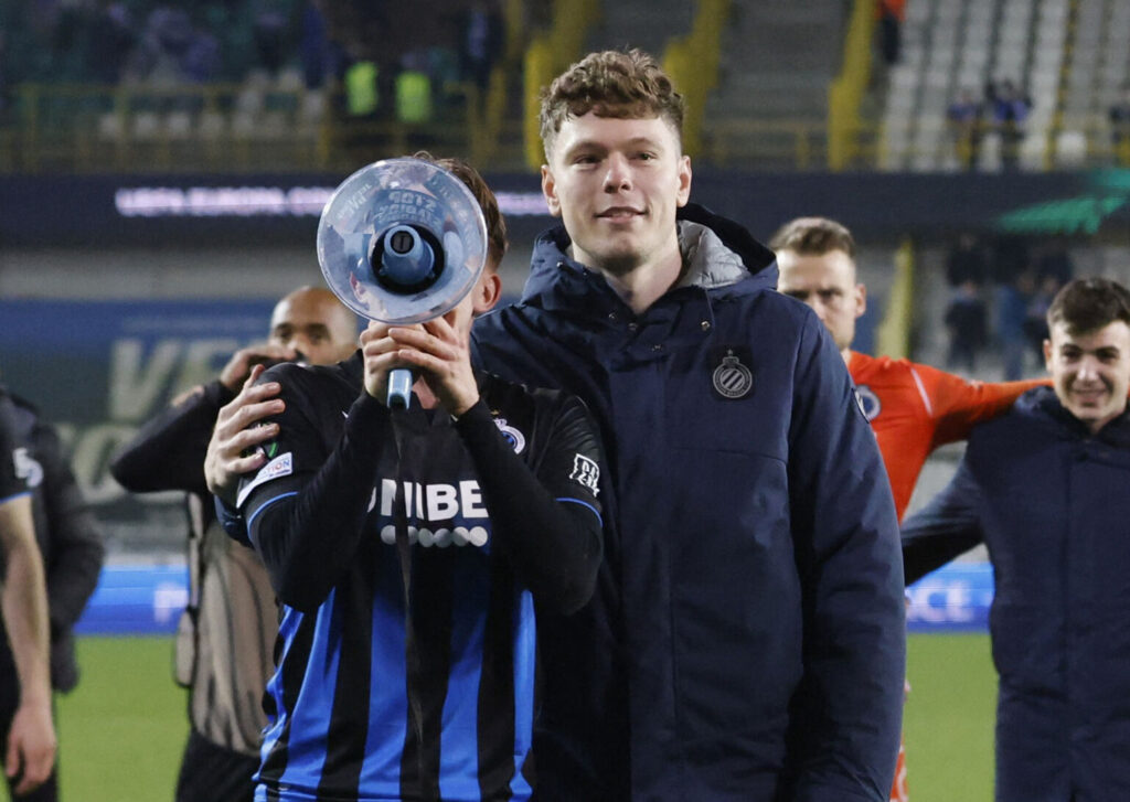 Andreas Skov Olsen står med en holdkammerat efter en kamp for Club Brugge