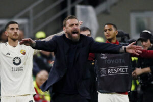 Daniele De Rossi på sidelinjen for AS Roma mod AC Milan.