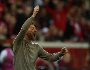 Xabi Alonso under kampen mellem Bayer Leverkusen og West Ham.