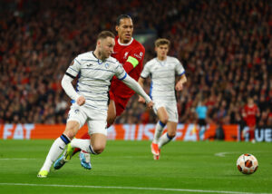 Virgil van Dijk i duel med Teun Koopmeiners i Europa League-kvartfinalen i Europa League.