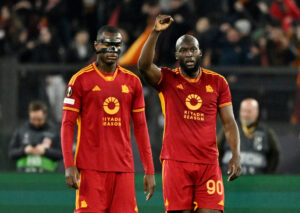 Evan Ndicka og Romelu Lukaku.