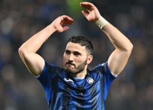Sean Kolasinac klapper ud til publikum iført Atalantas trøje