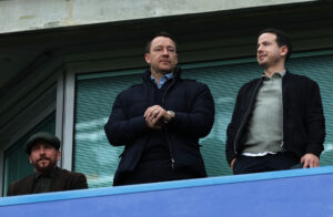 John Terry overværer en af Chelseas kampe.