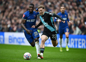 Kiernan Dewsbury-Hall i aktion for Leicester mod Chelsea