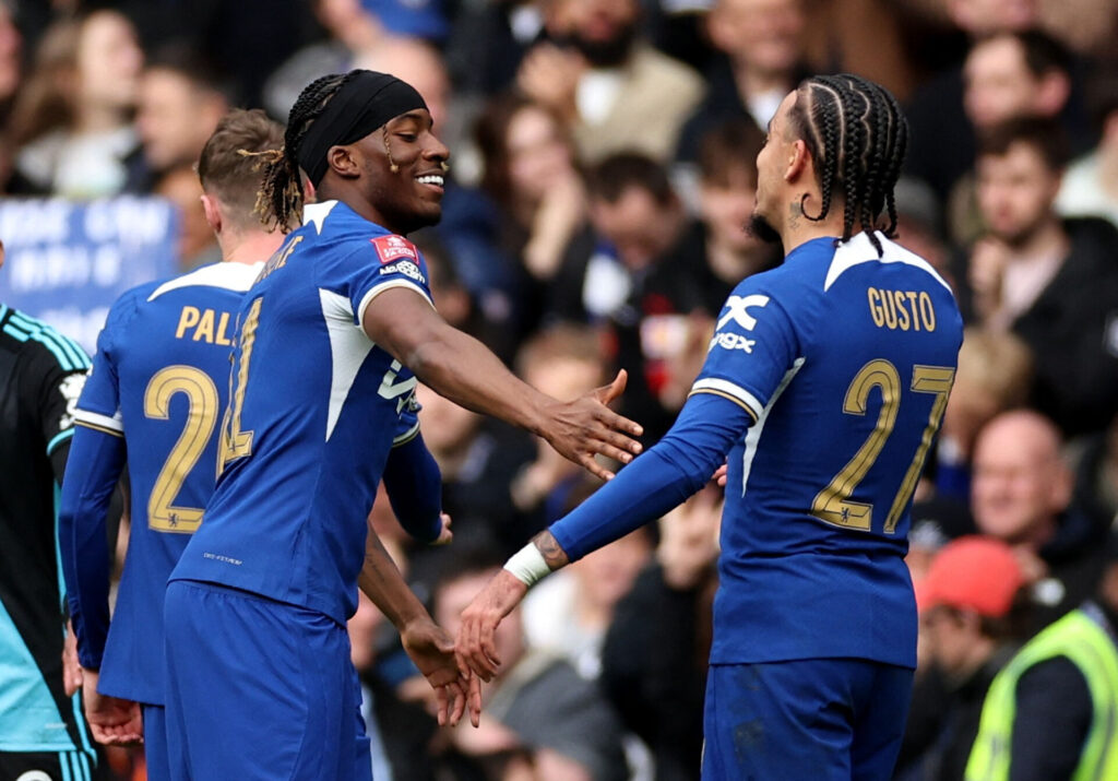 Malo Gusto og Noni Madueke under FA Cup-kvartfinalen imellem Chelsea og Leicester City.