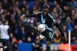 Leicesters Stephy Mavididi kontrollerer bolden.