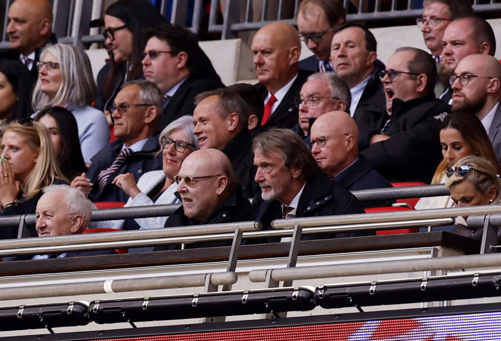 Avram Glazer og Sir Jim Ratcliffe ser Manchester Uniteds FA Cup-semifinale.