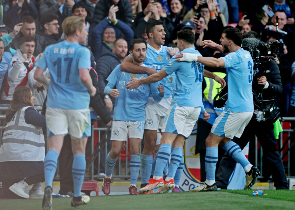 Bernardo Silva jubler med sine holdkammerater efter at have sikret Manchester City en finaleplads i FA Cuppen.