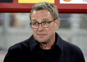 Ralf Rangnick kigger ind på banen forud for en landskamp med Østrig