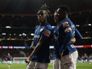 Nico Williams fejrer sit mål ved at pege på sin hudfarve, efter han blev udsat for racistiske tilråb.