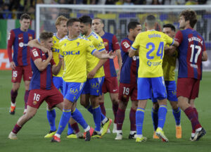 FC Barcelonas spillere i klammeri med Cadiz.