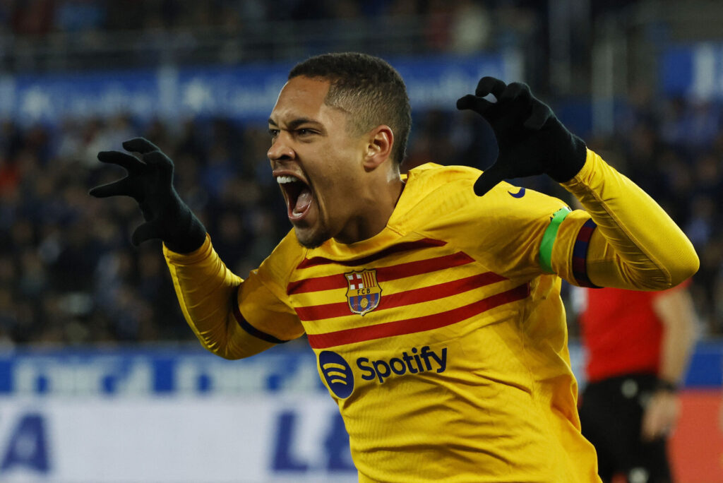 Vitor Roque fejrer sin scoring for FC Barcelona i LaLiga-kampen imod Deportivo Alaves.