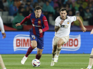 Andreas Christensen i løbeduel med en spiller fra Valencia.