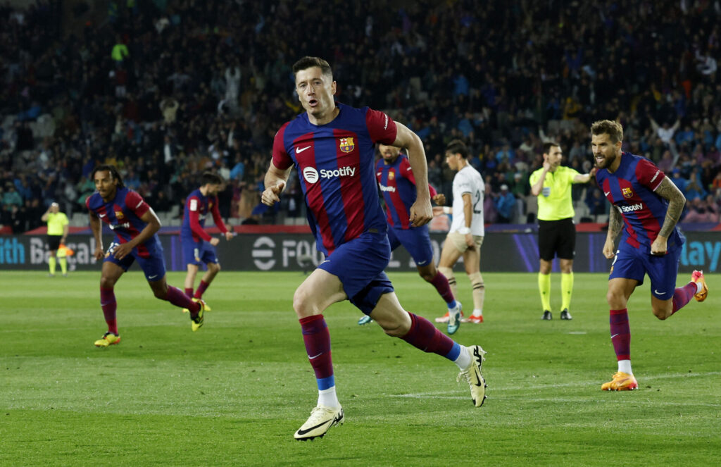 Robert Lewandowski fejrer en scoring for FC Barcelona, som gav Barca sejren imod Valéncia i LaLiga.