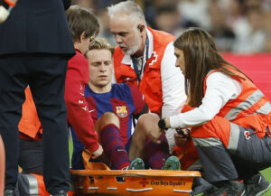 Frenkie de Jong bæres ud af kampen mod Real Madrid på en båre