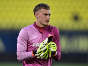 Filip Jørgensen under opvarmningen til kampen mellem Villarreal og Atlético Madrid i LaLiga.